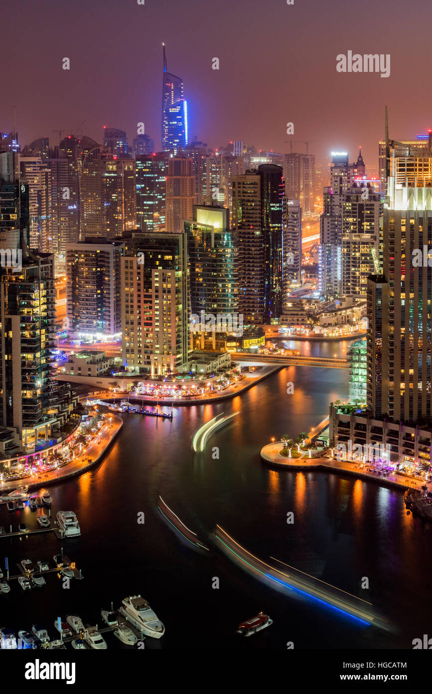 Vista superiore della notte skyline di Dubai Marina zona residenziale, Dubai, Emirati Arabi Uniti Foto Stock