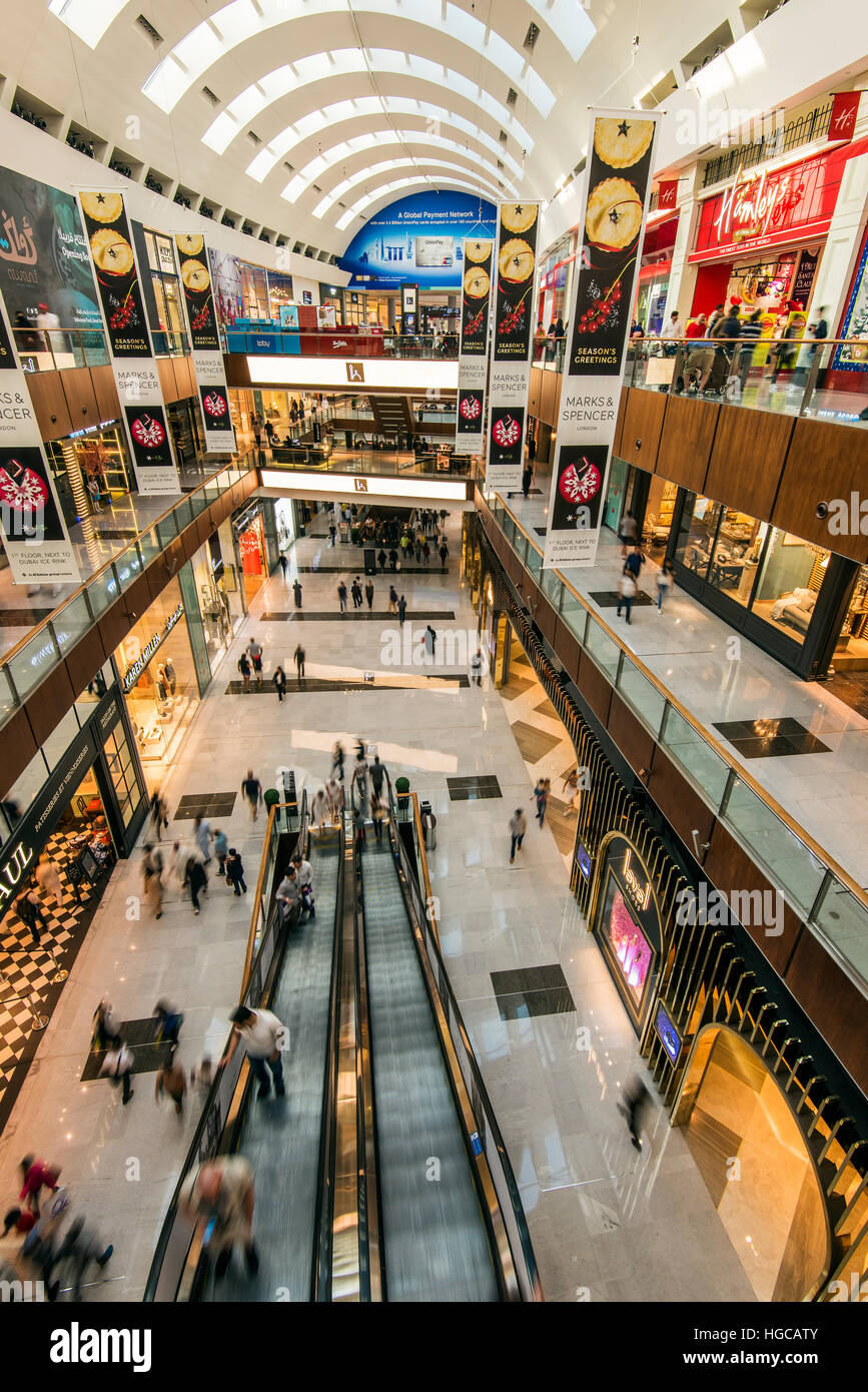 Vista interna del Dubai Mall, il centro commerciale più grande del mondo per superficie totale, Dubai, Emirati Arabi Uniti Foto Stock