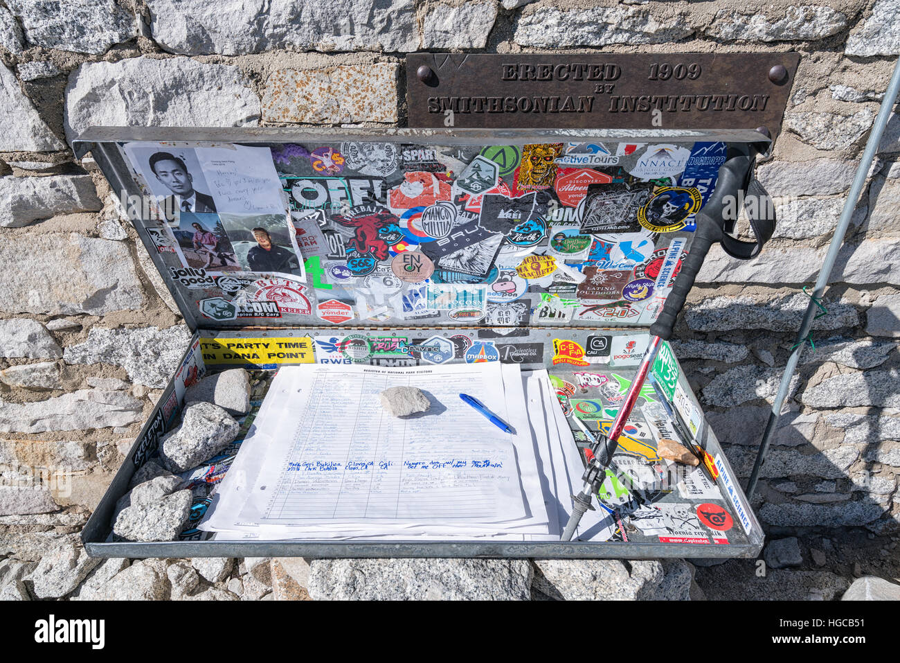 Libro degli ospiti al vertice del Monte Whitney, Sequoia National Park, California, Stati Uniti d'America, America del Nord Foto Stock