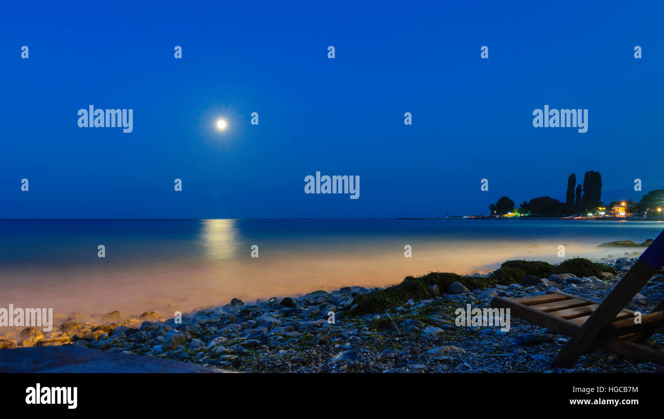 Spiaggia di Plaka - Litochoro in una notte di luna piena. Foto Stock