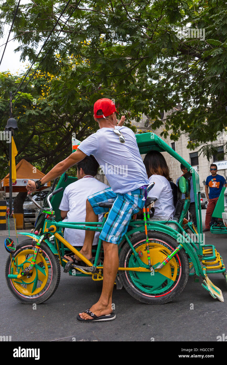 I turisti in filippino triciclo, Intramuros, Manila, Filippine Foto Stock
