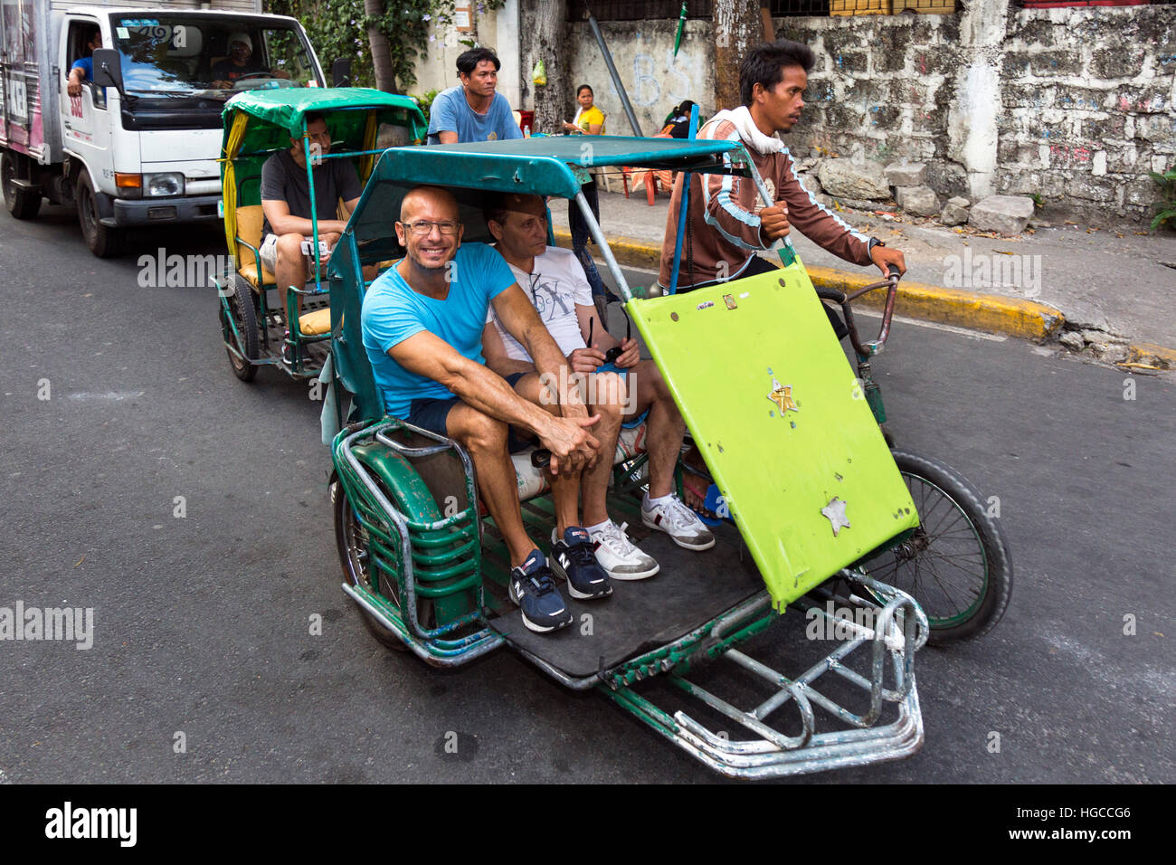 Locali filippino sul triciclo taxi in Intramuros, Manila, Filippine Foto Stock