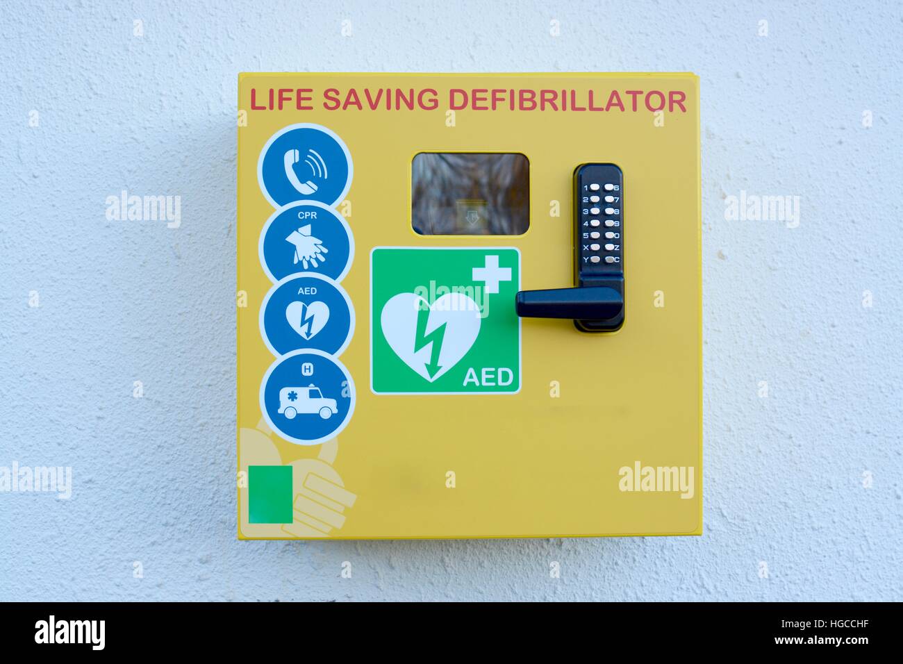 Defibrillatore automatico esterno montato su una parete esterna Foto Stock