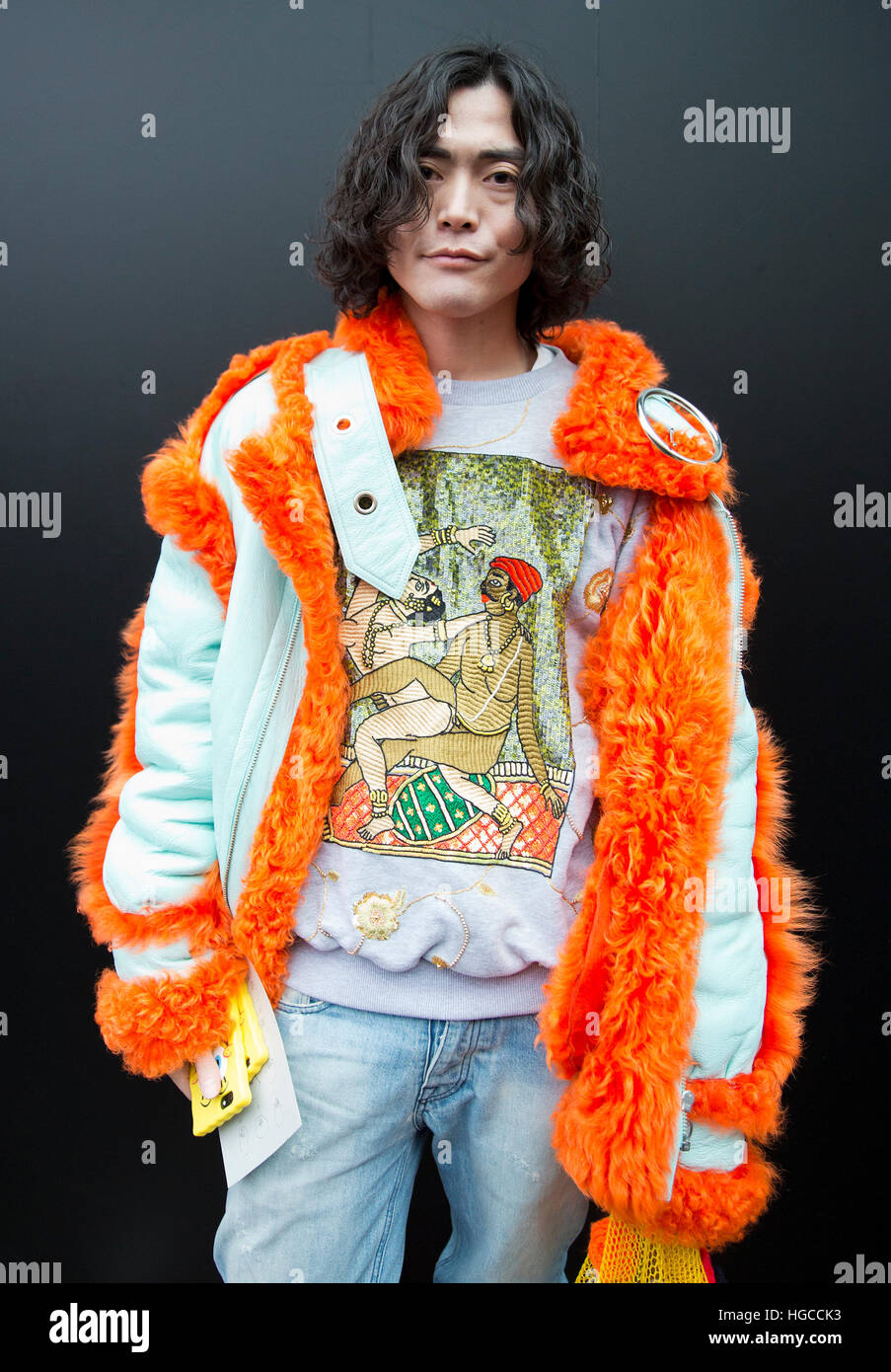 Moda giapponese scrittore Yu Masui indossa un cappotto da Marques Almeida durante la London Fashion Week Uomo AW17. Stampa foto di associazione. Picture Data: domenica 8 gennaio 2017. Foto di credito dovrebbe leggere: Isabel Infantes/ filo PA Foto Stock