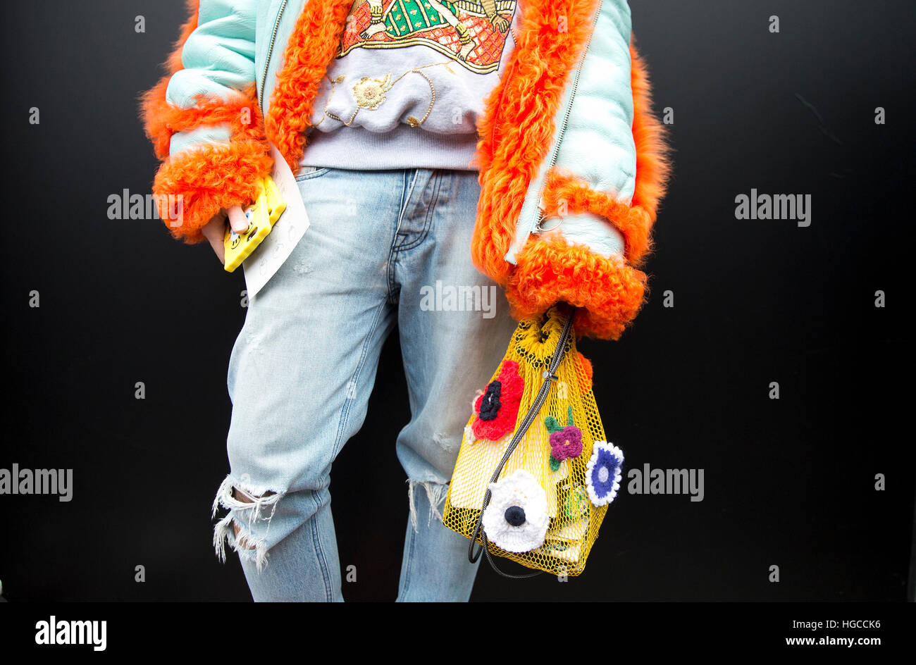 Moda giapponese scrittore Yu Masui indossa un cappotto da Marques Almeida durante la London Fashion Week Uomo AW17. Stampa foto di associazione. Picture Data: domenica 8 gennaio 2017. Foto di credito dovrebbe leggere: Isabel Infantes/ filo PA Foto Stock