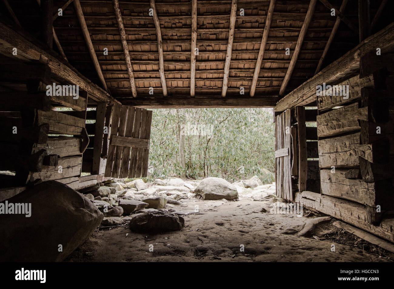 La vita semplice. Interno della Pioneer fienile situato sulla Roaring Fork Motor Sentiero Natura il Great Smoky Mountains. Foto Stock