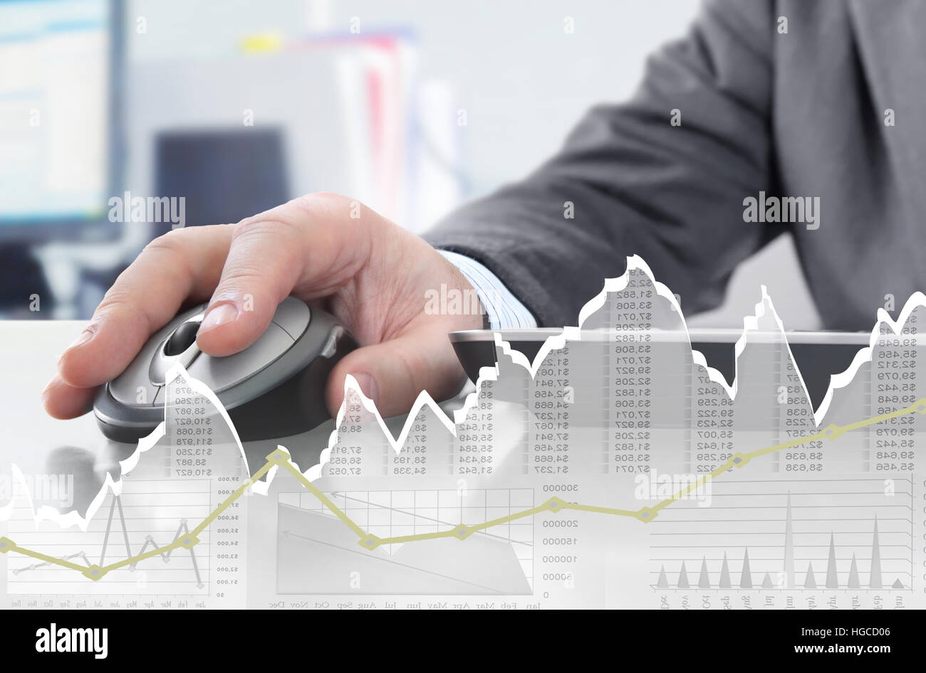 Analizzando i dati sul computer Foto Stock