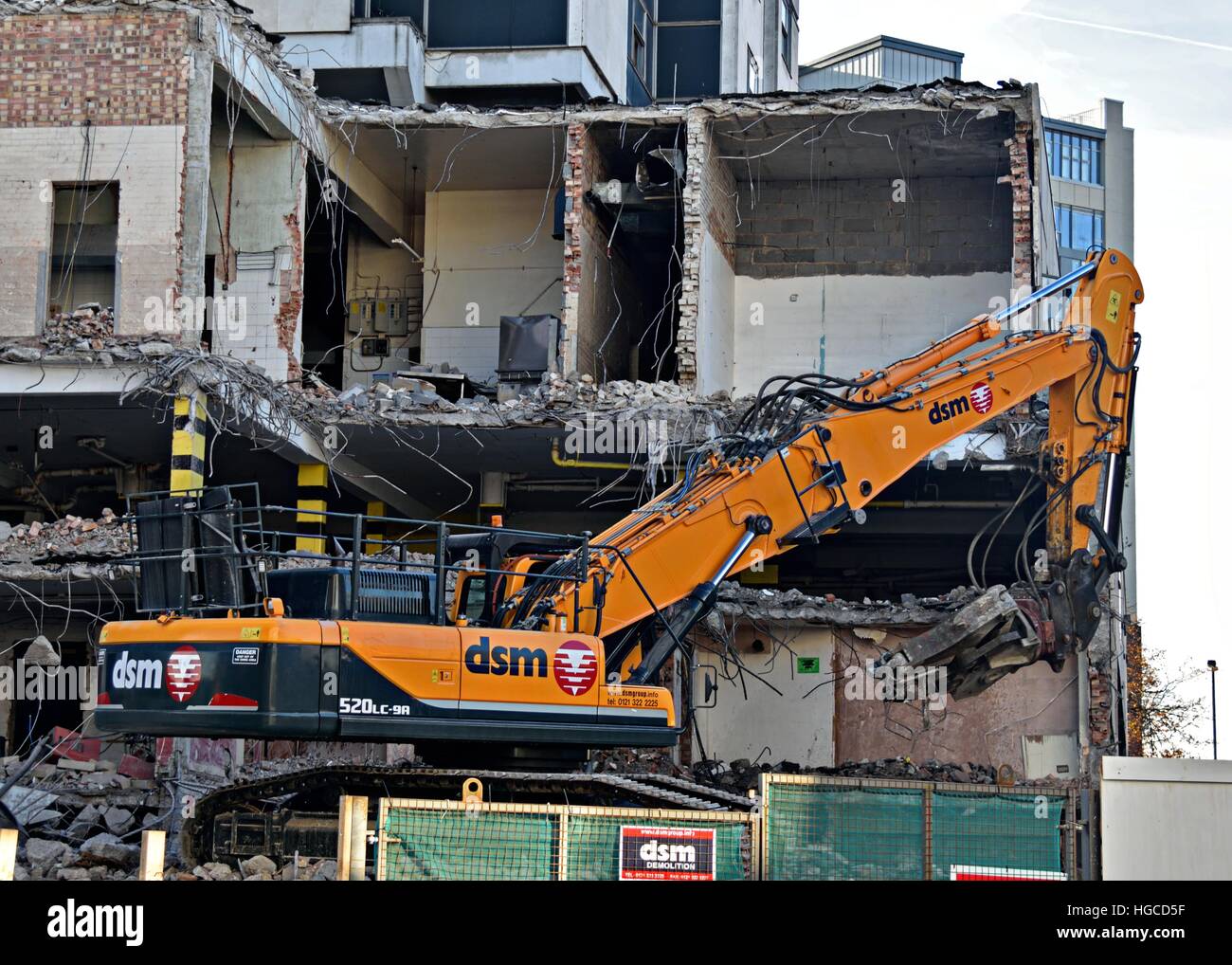 DSM 520 LC escavatore sul sito di demolizione del Grosvenor Hotel Sheffield Foto Stock