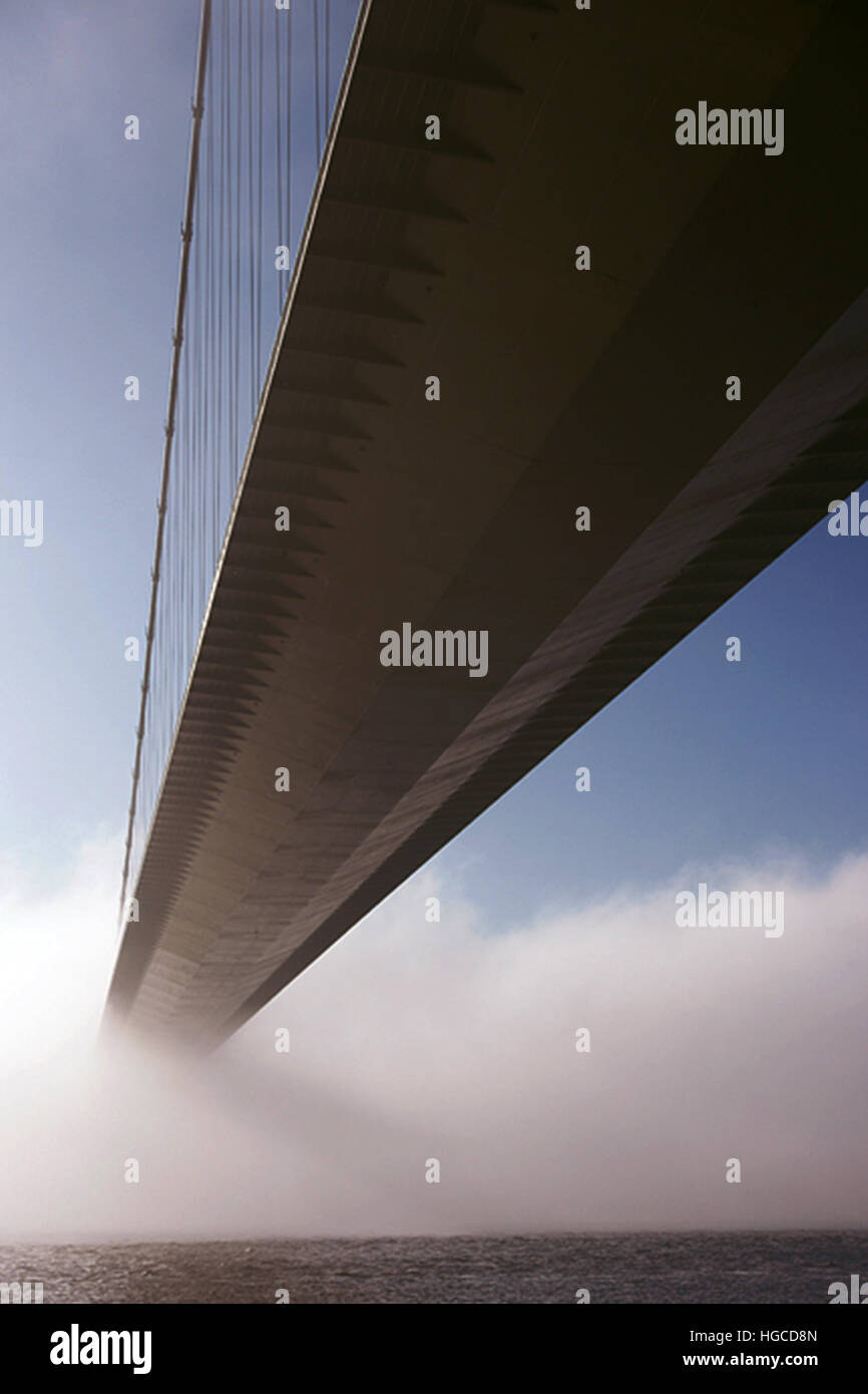 Humber Bridge, la foschia e la nebbia. Kingston upon Hull Foto Stock