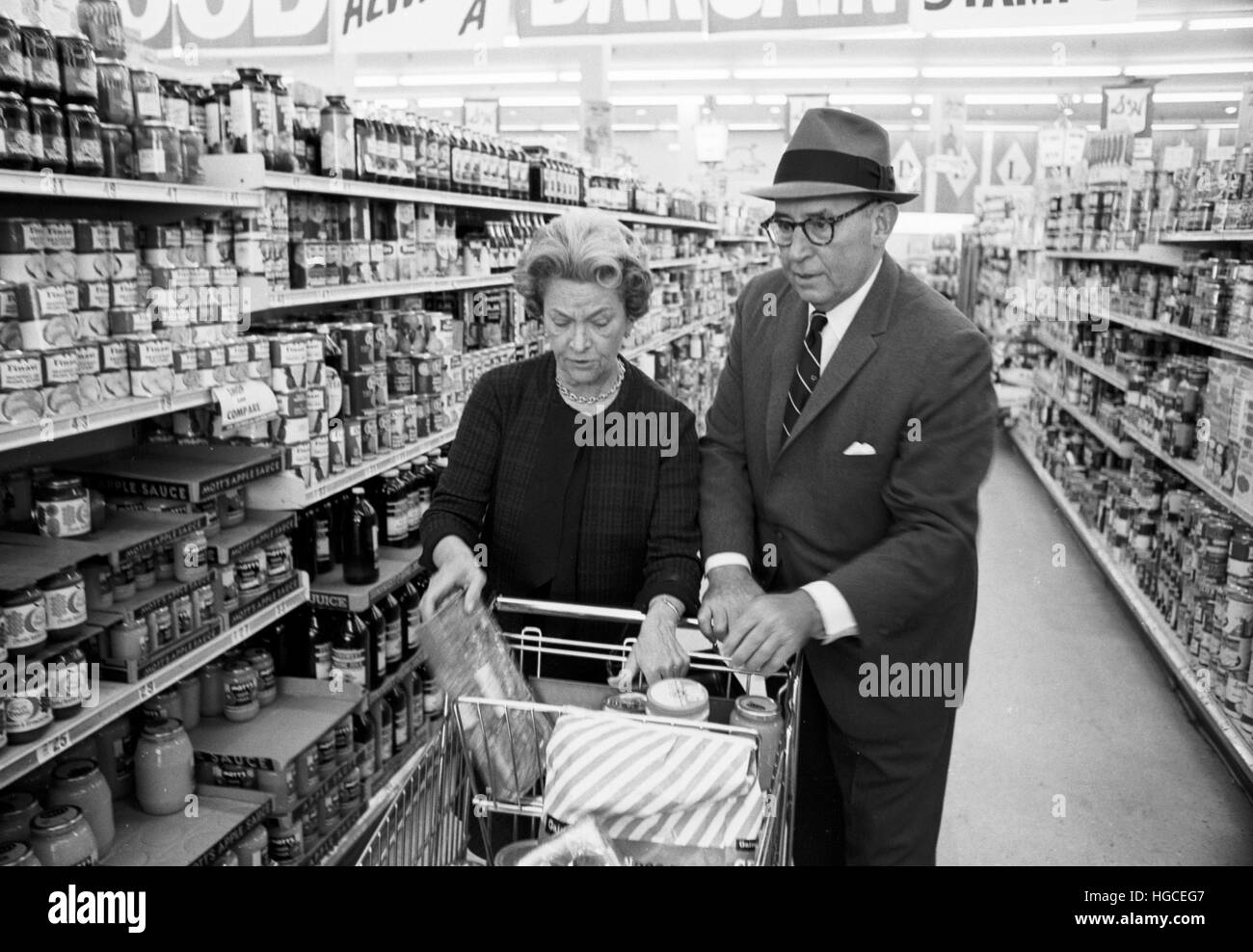 Charles G. Mortimer, shopping per il genere di prodotti alimentari con la moglie. Foto Stock