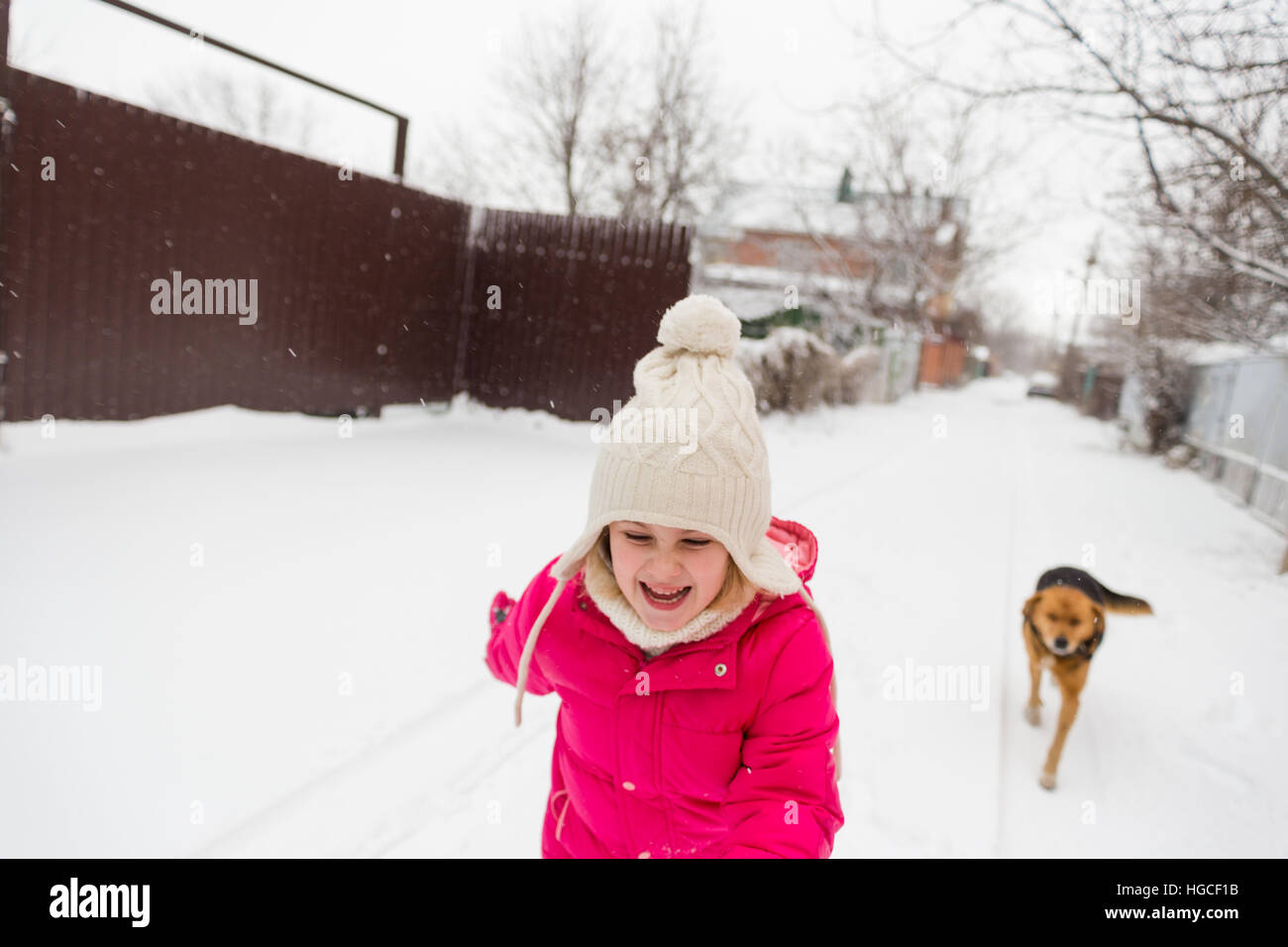 Adorabile ragazza bambino giocare all'aperto con la neve Foto Stock