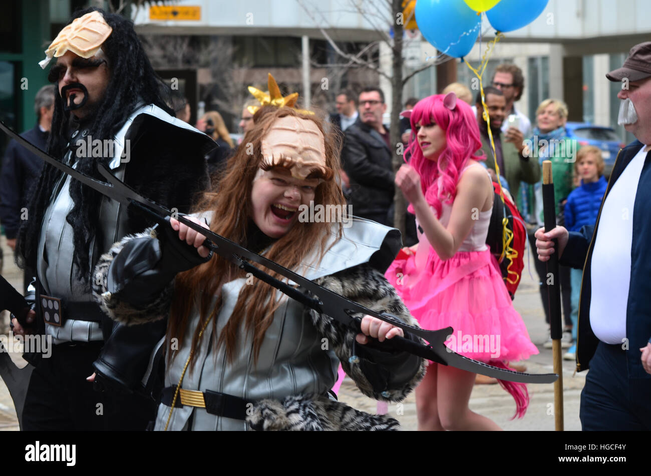 Calgary, Alberta, Canada, 24 Aprile 2014: Fumetto e Entertainment Expo Parade maschio e femmina guerriero Klingon di Star Trek Foto Stock
