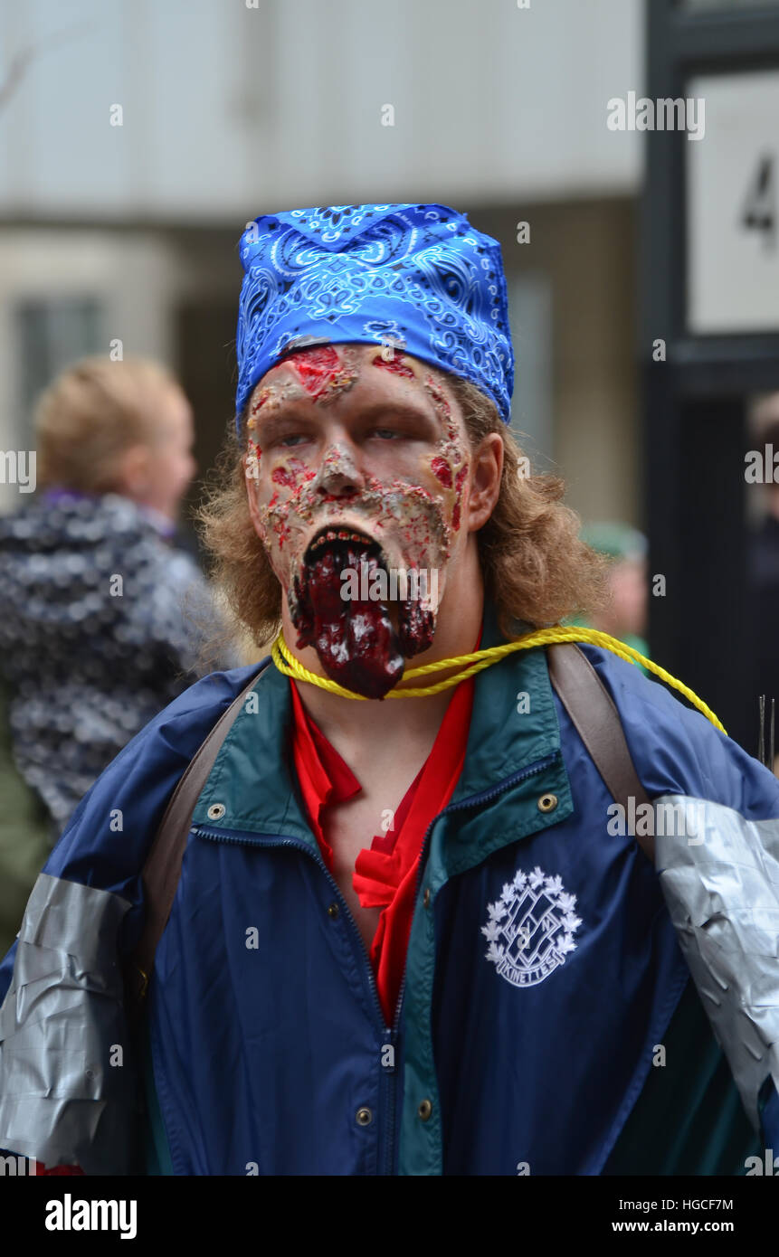Calgary, Alberta, Canada, 24 Aprile 2014: Fumetto e Entertainment Expo Parade bandana indossando Zombie Foto Stock