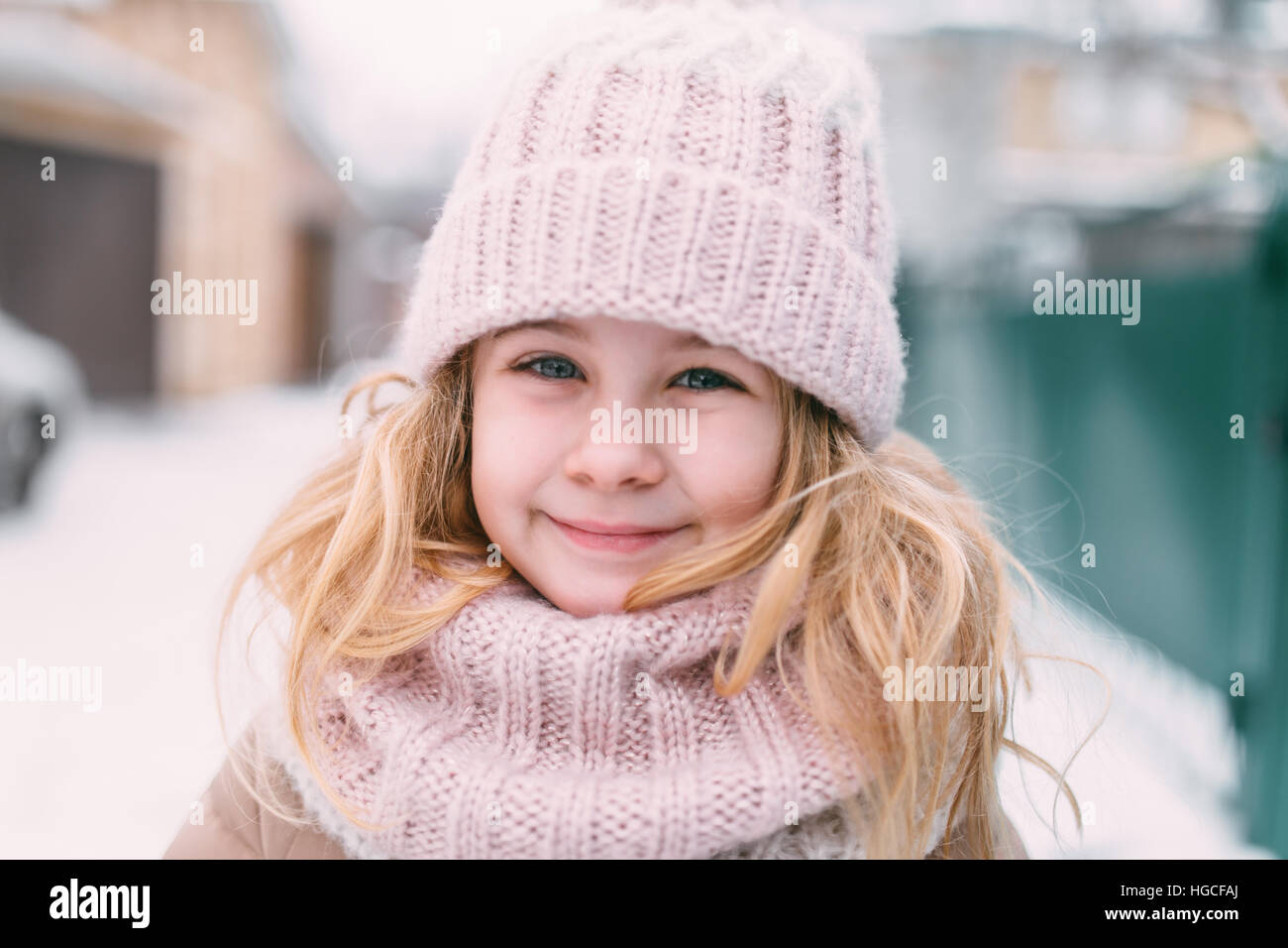 Inverno Ritratto di bambino Sorriso ragazza nel cappello e sciarpa Foto Stock