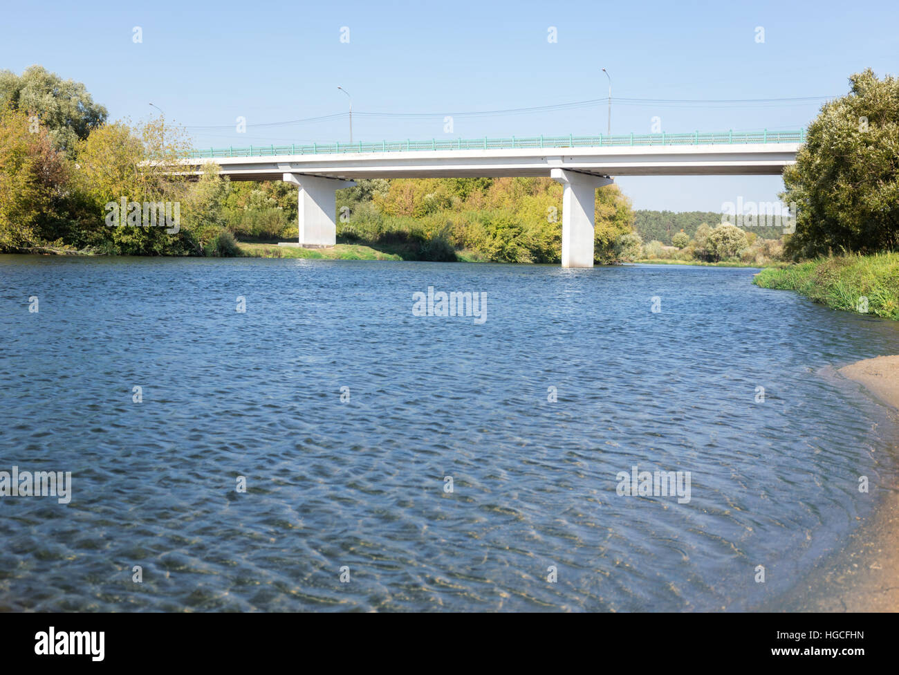 Ponte di cemento asross fiume Foto Stock