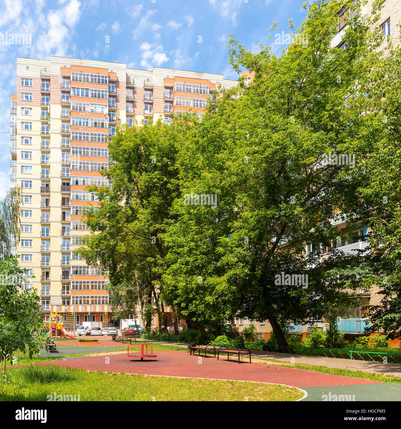 Parco giochi per bambini vicino a più piani edificio di appartamenti Foto Stock