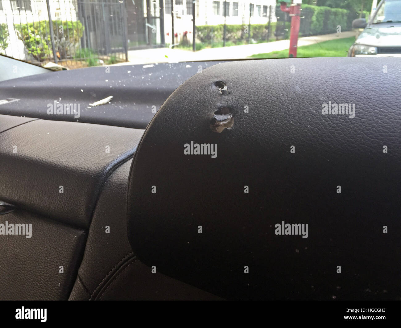 I proiettili passano attraverso il resto della testa di una macchina parcheggiata di fronte a un senior citizen home durante una trasmissione dal tiro a Chicago. Foto Stock
