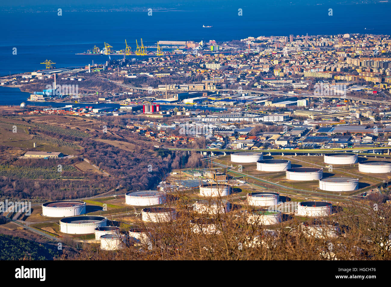 Città di Trieste vista aerea della zona industriale, capitale della Regione Friuli Venezia Giulia in Italia Foto Stock