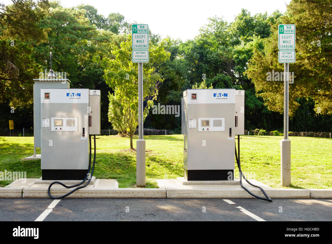 EATON EV caricabatterie rapido, elettrico caricabatterie da auto, sulla Merritt Parkway, Greenwich, CT Connecticut USA Foto Stock