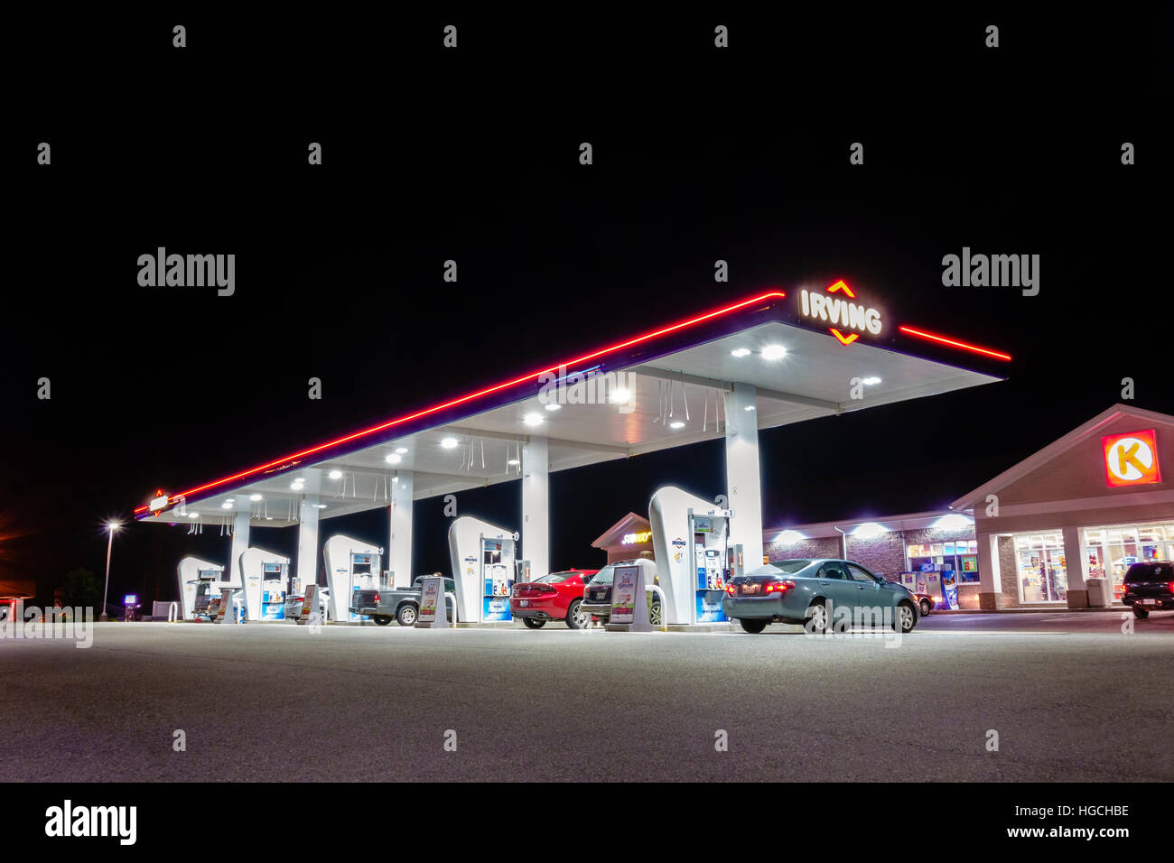 Irving gas station e cerchio-K di notte. stazione di benzina, la stazione di servizio della stazione di riempimento, pompa di notte. Aperto 24/7. Ellsworth Maine USA. Foto Stock