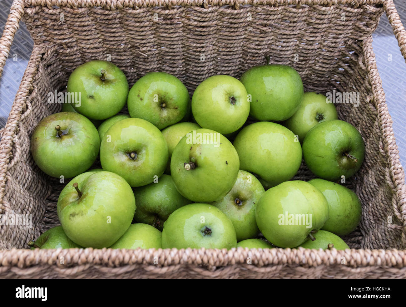 Fresco verde di mangiare le mele in un cesto di vimini Foto Stock