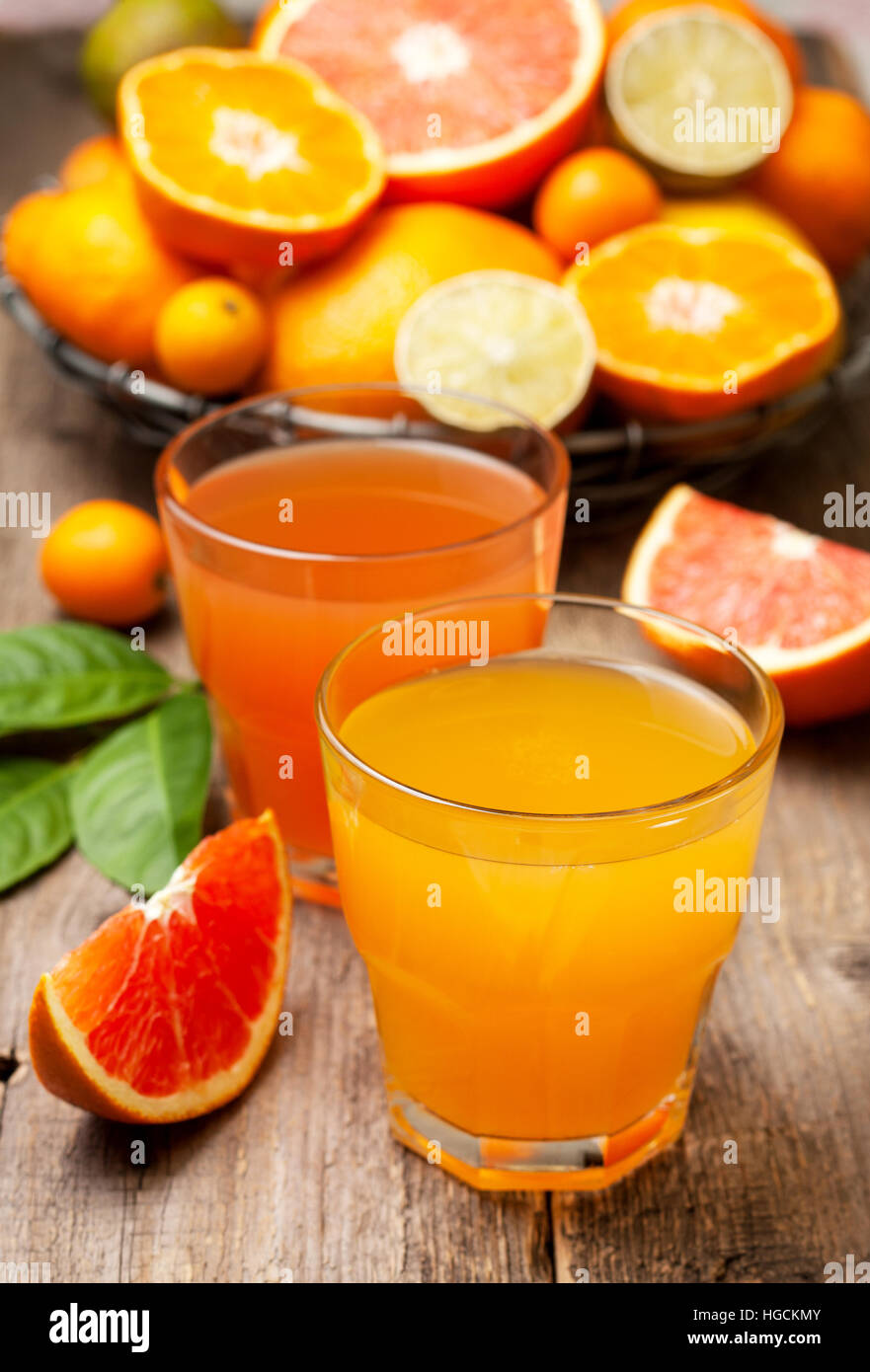 Succhi di agrumi e di agrumi freschi sul vecchio sfondo di legno. messa a fuoco selettiva Foto Stock