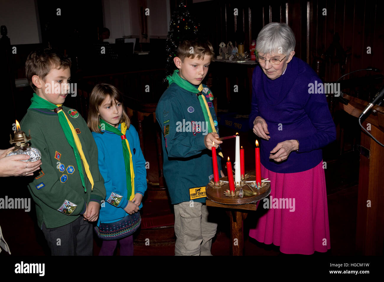 Boy Scout avvento di illuminazione candele dalla luce di Betlemme Mickleton Chiesa Metodista REGNO UNITO Foto Stock