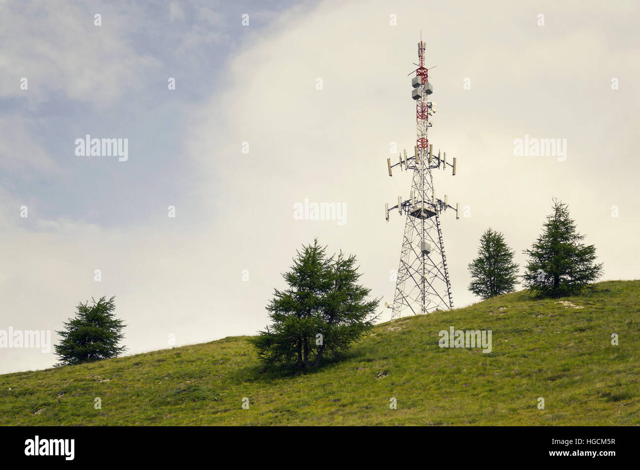 Telecomunicazioni filtrato torre sulla collina con copia spazio, Livigno, Italia Foto Stock