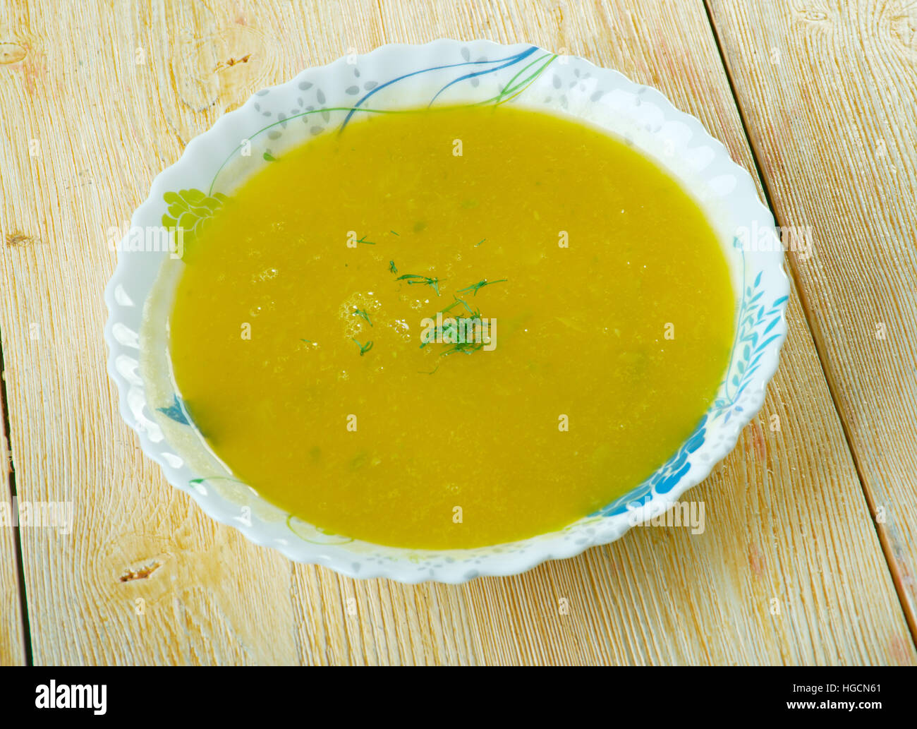 Ginestrata leggermente speziato a base di uova la zuppa in cucina italiana che ha avuto origine in Toscana, Italia settentrionale. Foto Stock