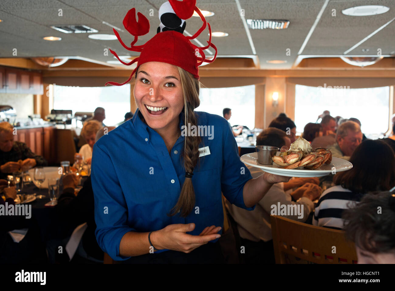 Il ristorante del Safari adoperano crociera presso i guadi del terrore, Braccio Endicott, Tongass National Forest, Alaska, Stati Uniti d'America. La cameriera ci insegna il piatto del giorno: c Foto Stock