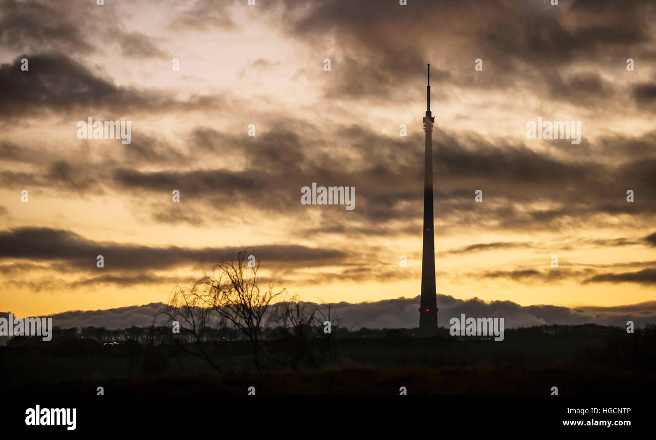 Tramonto vicino Emley Moor stazione trasmittente, una delle telecomunicazioni e società di broadcasting su Emley ormeggiare di Kirklees, West Yorkshire. Foto Stock