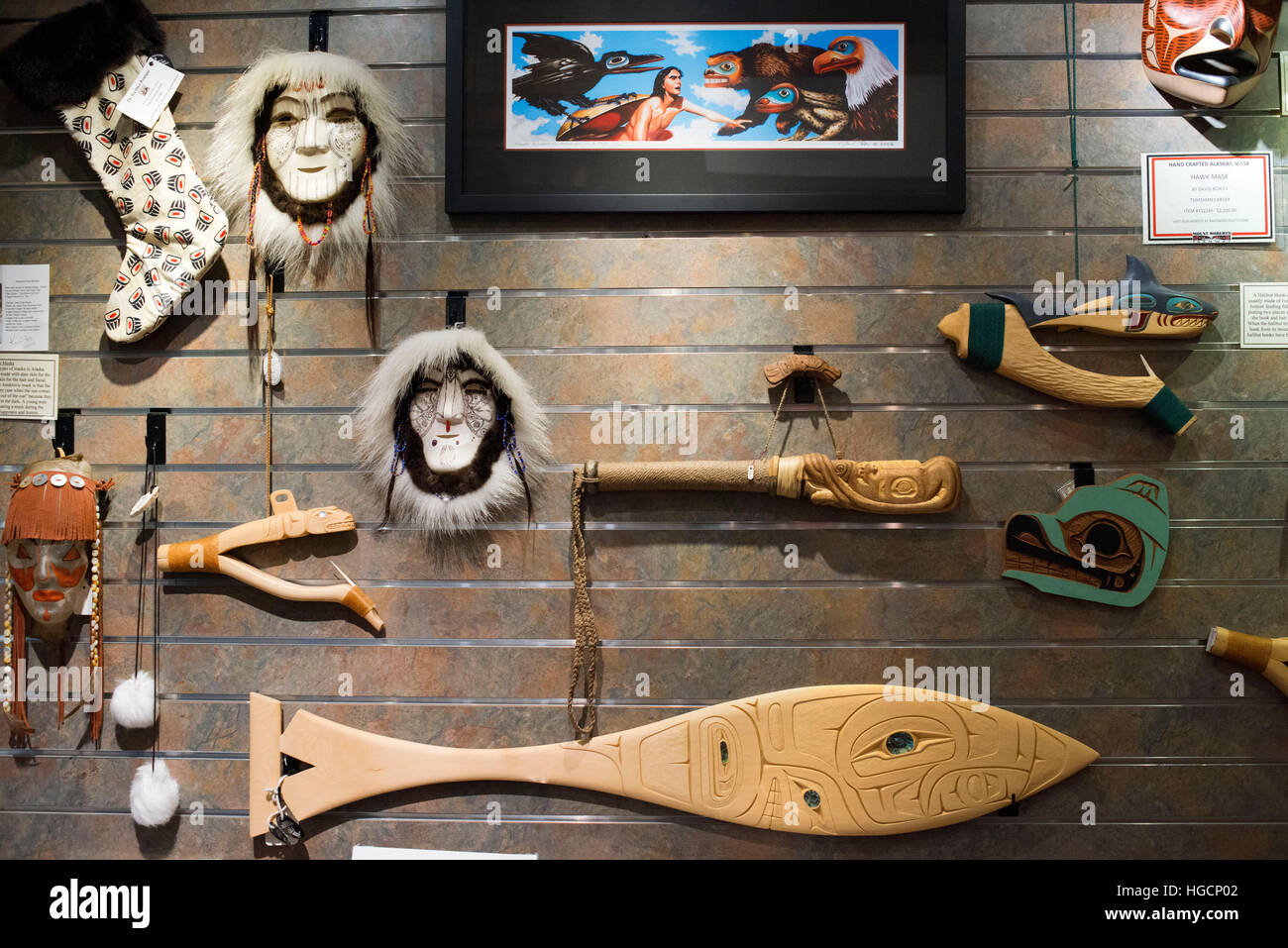 Raven Eagle doni & Gallery. Montare Roberts tramvia. Juneau, in Alaska. Stati Uniti d'America. Essi sono la vendita di una vernice di Bill Ray "Raven alla scoperta di umanità in un Clam ha Foto Stock
