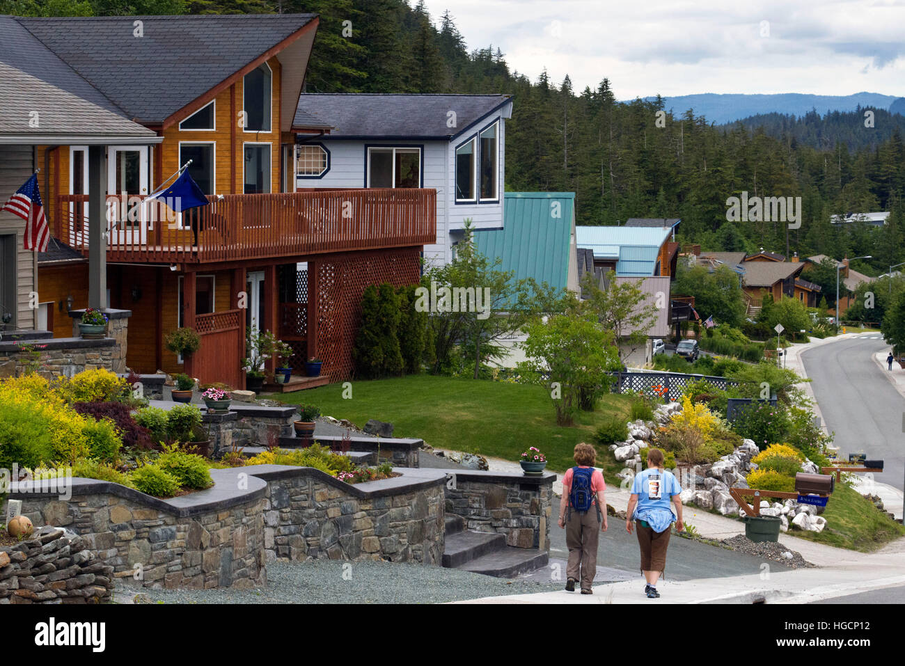 Moderne case di legno in un sobborgo residenziale di Douglas area, Juneau. ALASKA, STATI UNITI D'AMERICA. Il Douglas area di Juneau è situato sull'Isola di Douglas e li Foto Stock