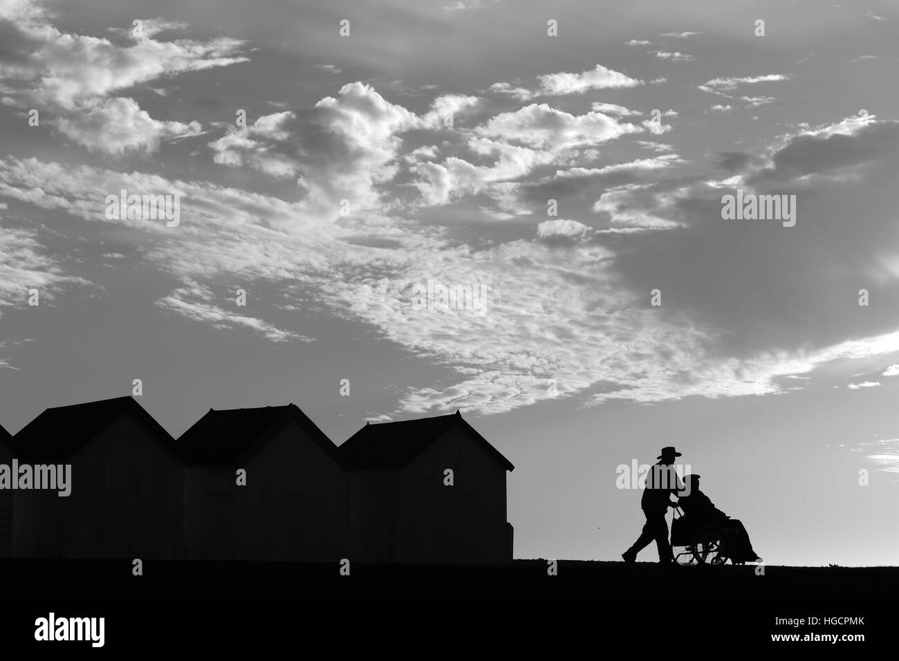 Worthing West Sussex Sedia a Rotelle & Beach capanne Silhouette Foto Stock