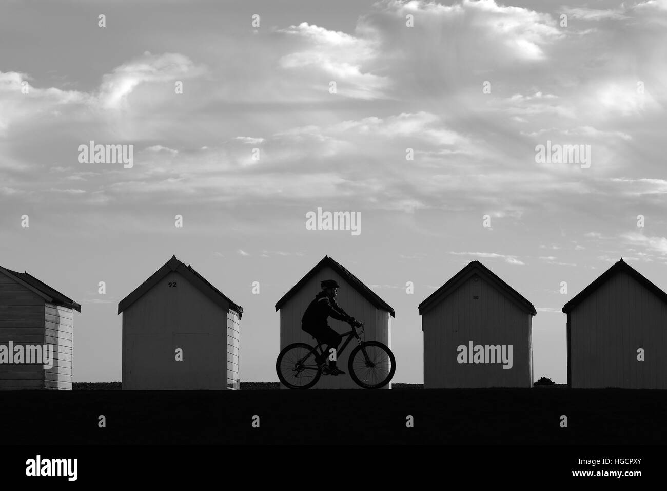 Worthing West Sussex ciclista e capanne silhouette Foto Stock