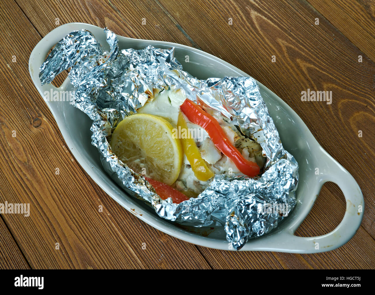 In casa giamaicano pesci di cocco parcels.Cucina caraibica Foto Stock