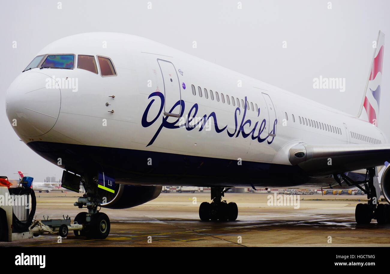 Un Open Skies (CE) Boeing 767 aereo all'aeroporto di Orly (ORY), situato a sud di Parigi. Open Skies appartiene alla British Airways (BA) Foto Stock