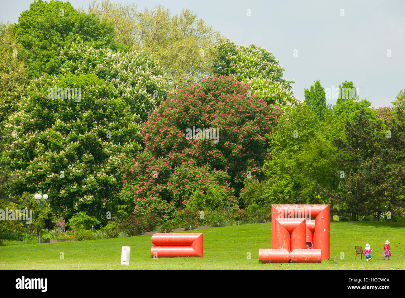 Deutschland, Dortmund, Westfalenpark, Röhrenlandschaft, Industriell gefertigte Eternitröhren, von Friedrich Gräsel Foto Stock