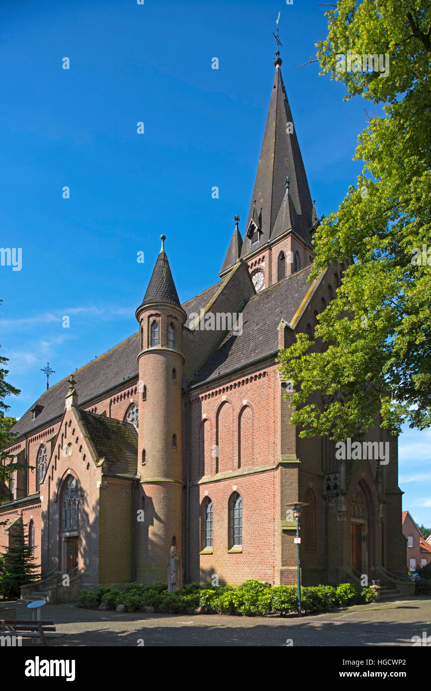 Deutschland, Renania settentrionale-Vestfalia, Kreis Borken, Heek-Nienborg, Kath. Pfarrkirche San Petrus und Paulus, neugotische Basilika von 1909 - an der Stelle Foto Stock