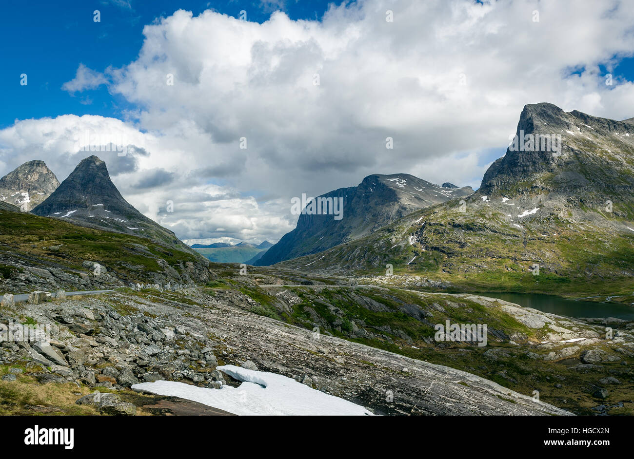 Estate neve nelle montagne della Norvegia. Foto Stock