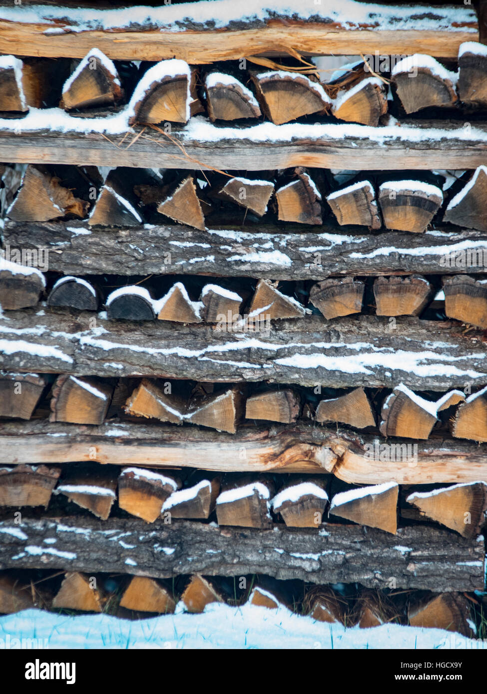 Pila con legna coperto di neve Foto Stock