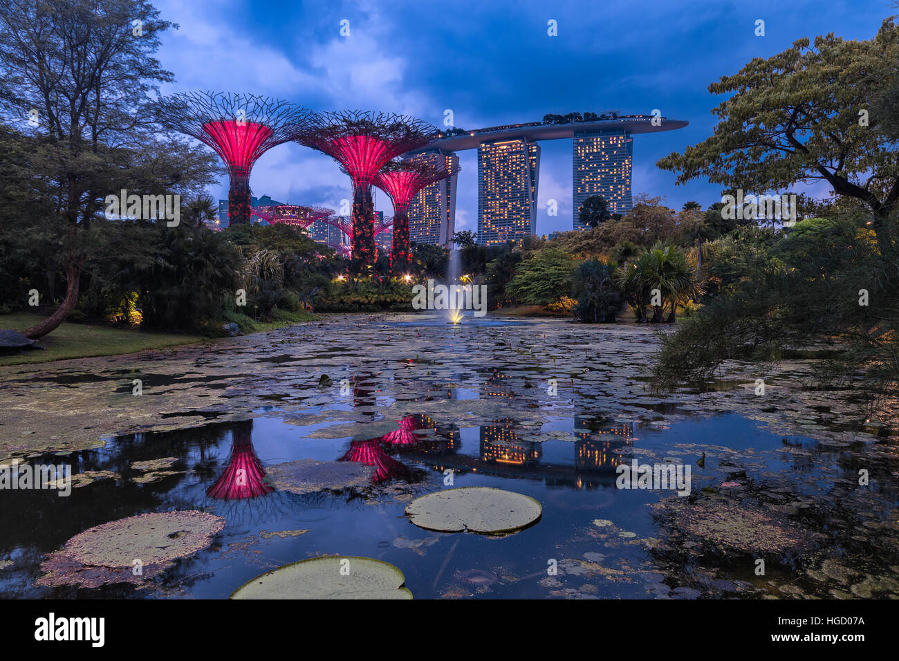 Il Marina Bay Sands e giardini dalla baia al crepuscolo Foto Stock