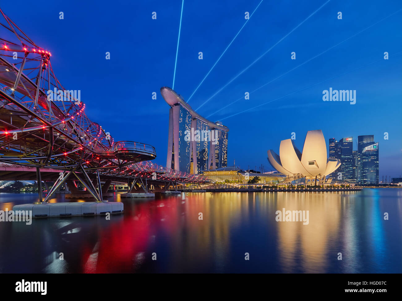 Il laser show di Marina Bay Sands, Helix Bridge e il Museo ArtScience al crepuscolo durante il Singapore Giornata Nazionale Foto Stock