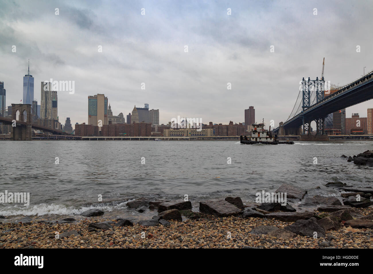 Manhattan bridge da Pebble Beach, Brooklyn. Foto Stock