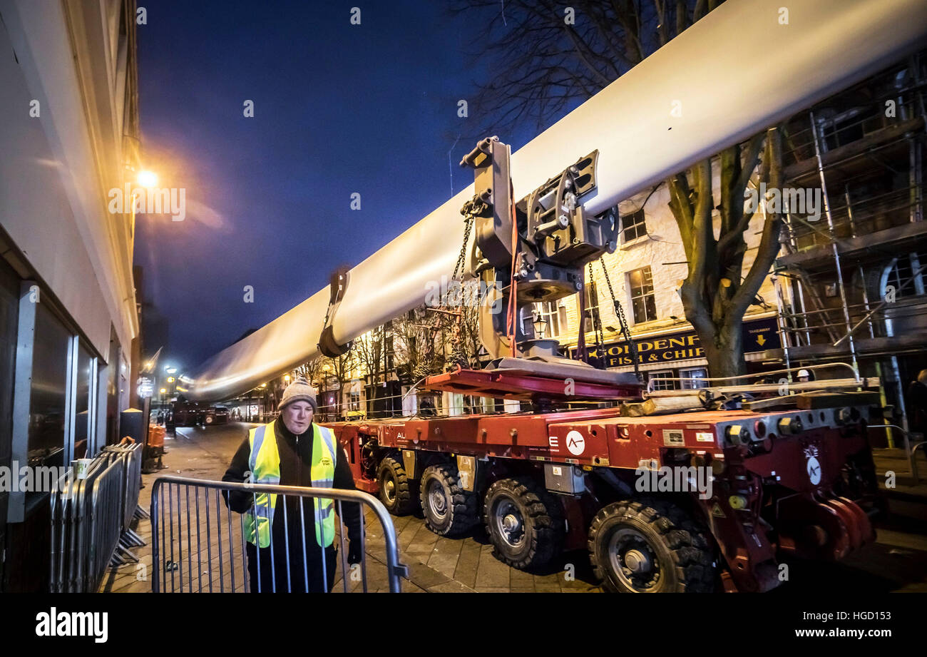 Opera d'arte "Blade", un 250ft lungo (75m) turbina eolica, commissionato dall'artista multimediale Nayan Kulkarni e creato dai lavoratori presso la Siemens stabilimento di Hull, è installato presso il Queen Victoria Square a Hull. Foto Stock