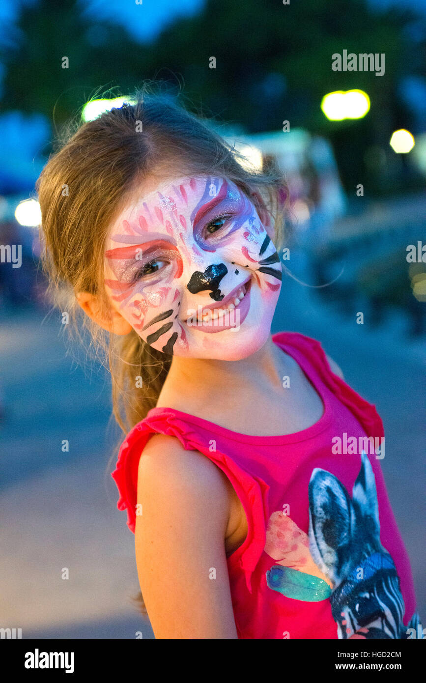 Ragazza giovane felice con pittura del viso, Maiorca, Baleari, Spagna Foto Stock