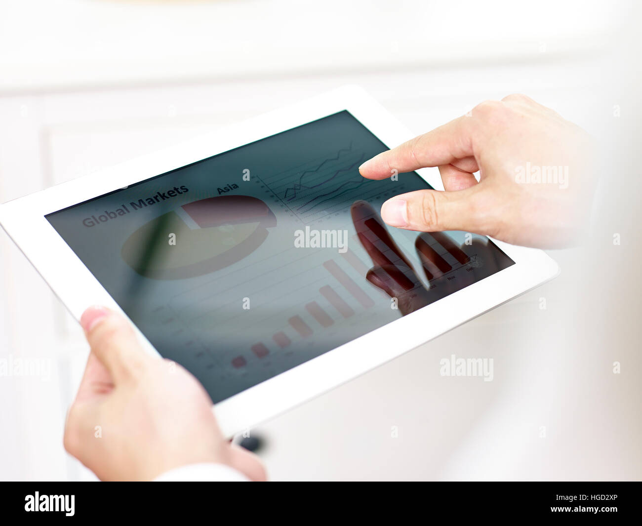 Persona d'affari alla ricerca di una analisi di business utilizzando una tavoletta digitale. Foto Stock