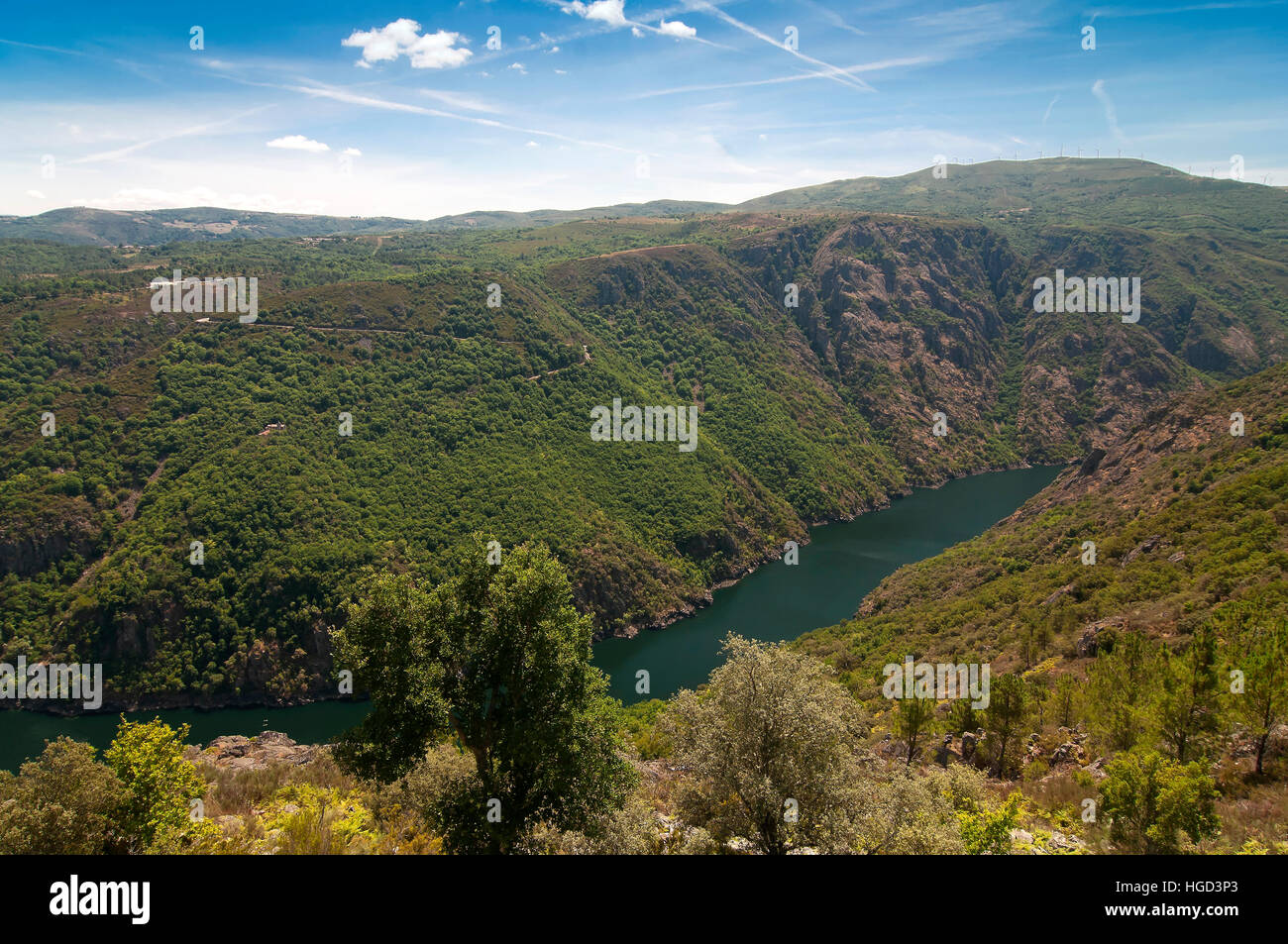La Sil River Canyon (di fronte, sulla sinistra: il monastero di Santa Cristina), sobrio, provincia di Lugo, regione della Galizia, Spagna, Europa Foto Stock