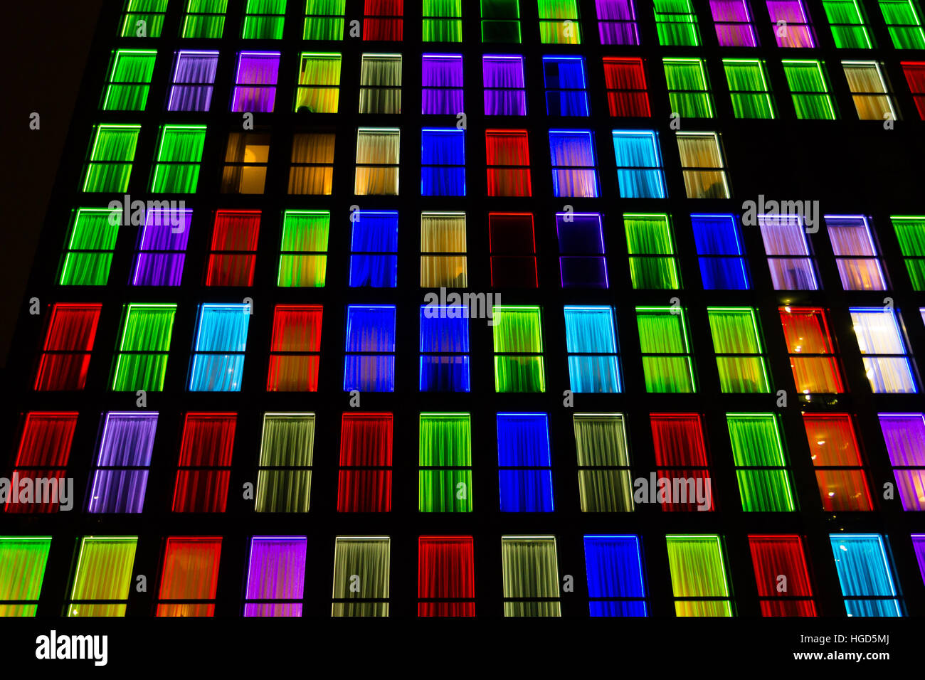 Finestre colorate texture. Windows illuminato da luci al neon sfondo. Foto Stock