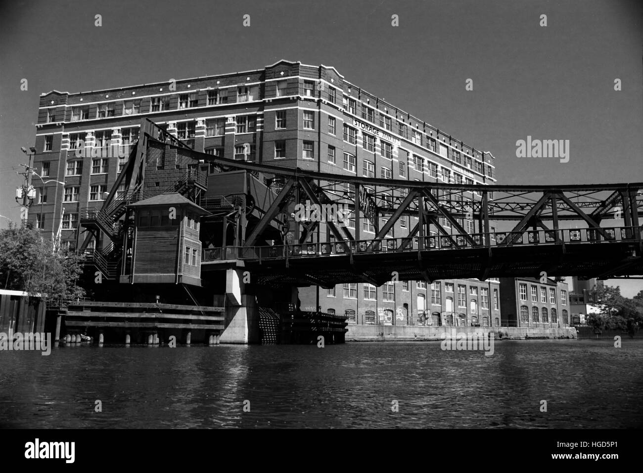 Xviii Street bridge e un secolo vecchio brick warehouse sul ramo meridionale del fiume Chicago. Foto Stock